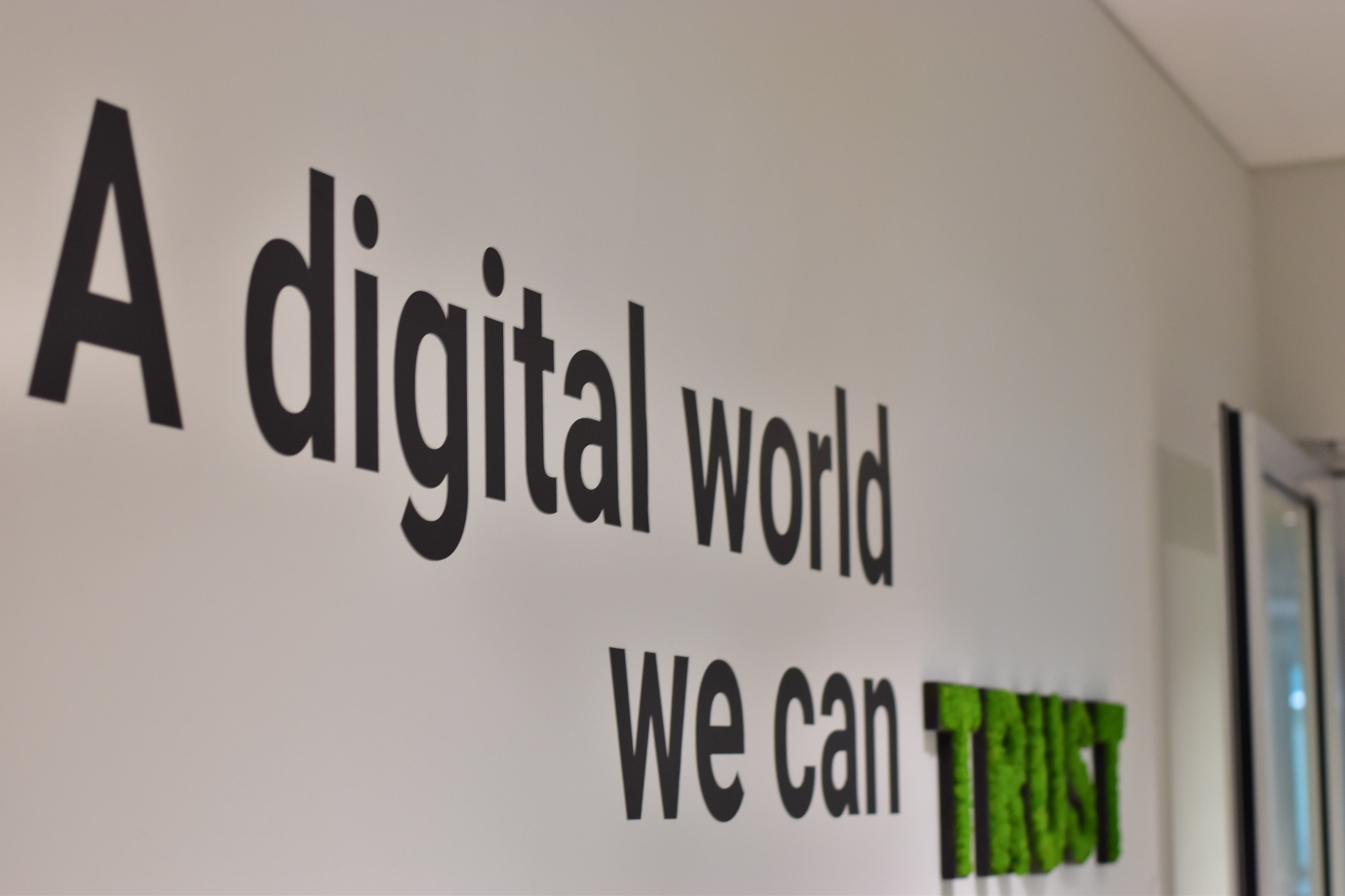 Une photo prise dans les bureaux de Trusted Shops avec le slogan « A digital world you can trust » (Un monde numérique en lequel vous pouvez avoir confiance) affiché au mur.