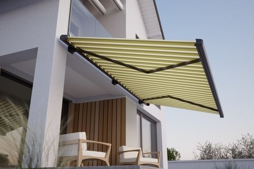 Voir un store déployé sur une terrasse d'été.